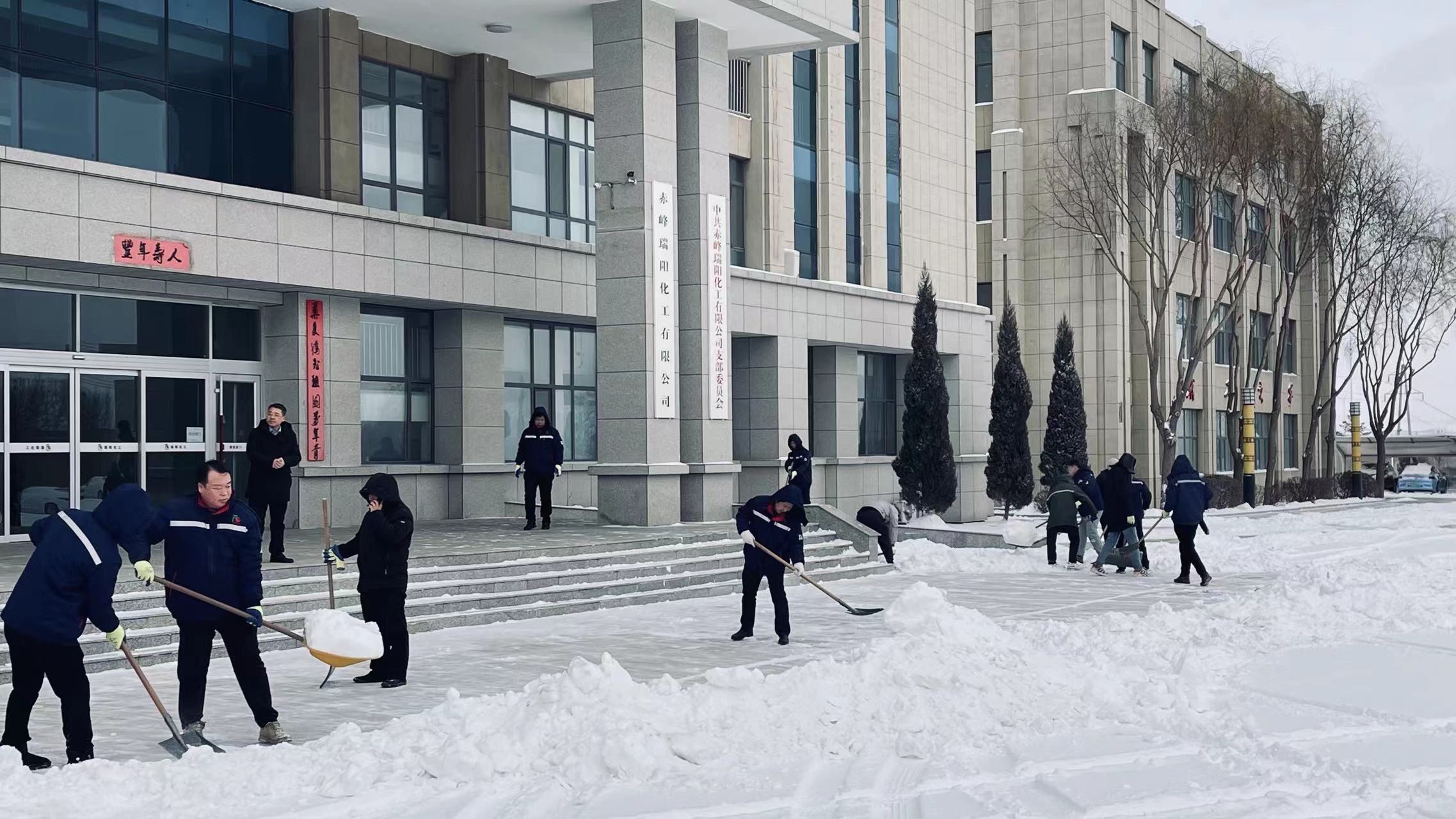 不畏嚴(yán)寒，除雪保安全出行