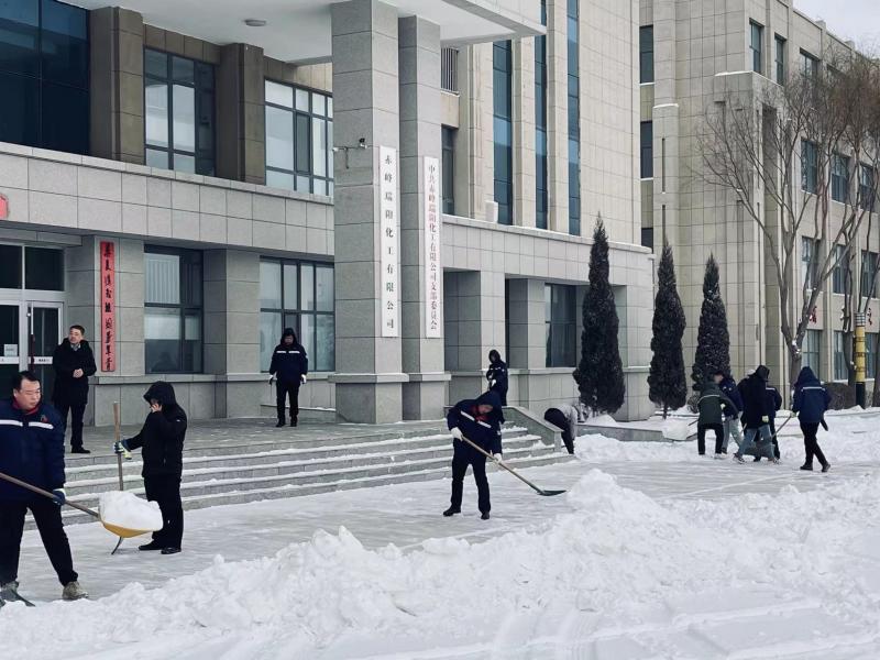 不畏嚴(yán)寒，除雪保安全出行